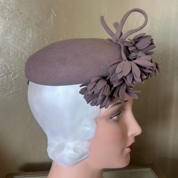 ELABORATE 1940s\' TAUPE TILT FELT HAT WITH FELT \